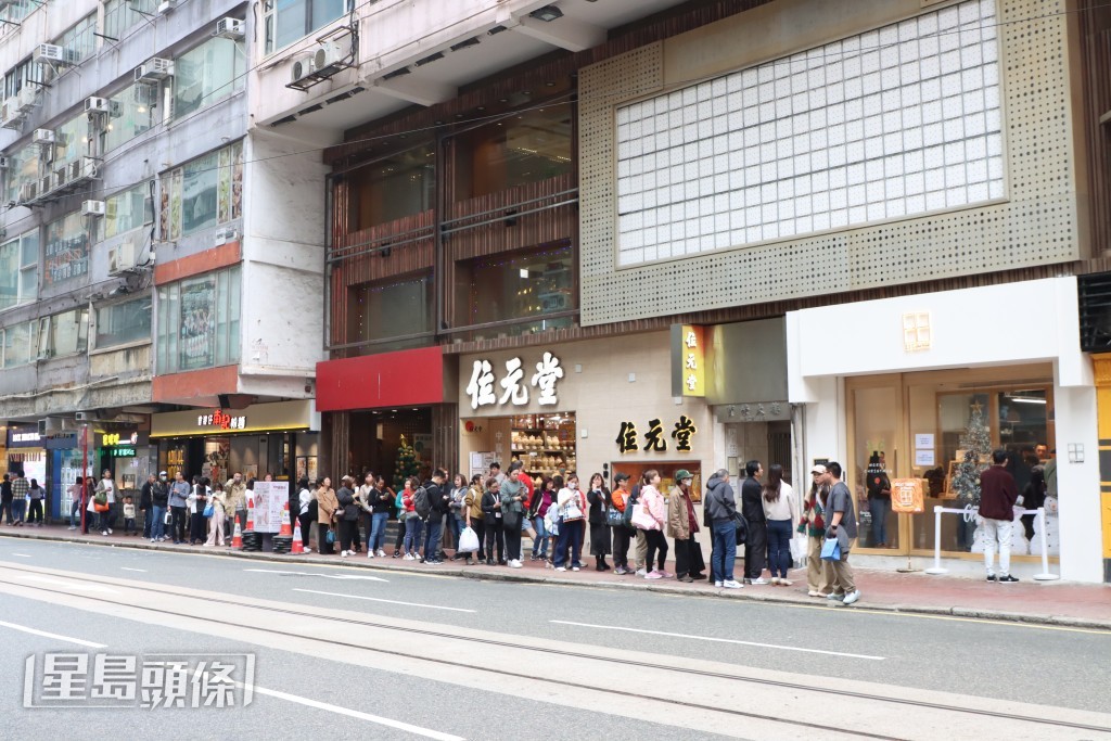 到訪唐詩詠麵包店的客人，人龍伸延至隔離幾個舖位。