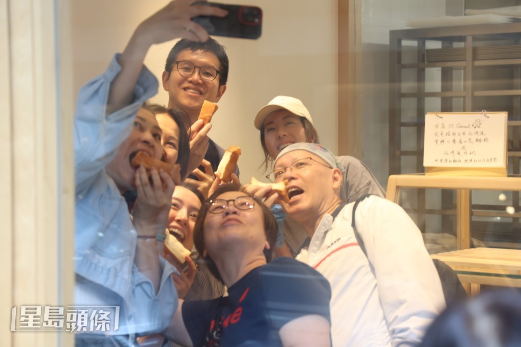 唐詩詠與客人們合照。