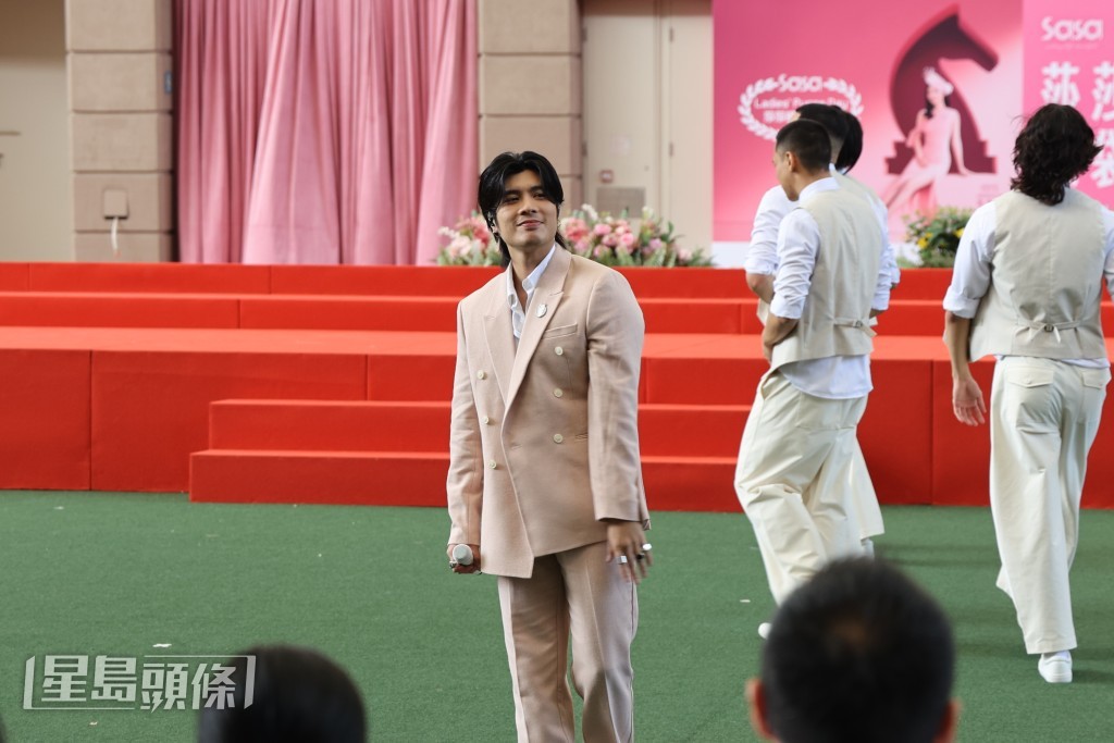 首次到馬場獻唱的他感到特別又興奮。 首次到馬場獻唱的他感到特別又興奮。