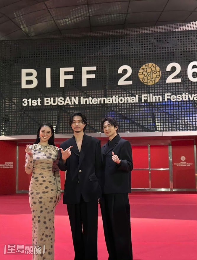 (左起)武井咲、山崎賢人和松下洸平出席新作《殺人之門》的釜山影展首映。 (左起)武井咲、山崎賢人和松下洸平出席新作《殺人之門》的釜山影展首映。