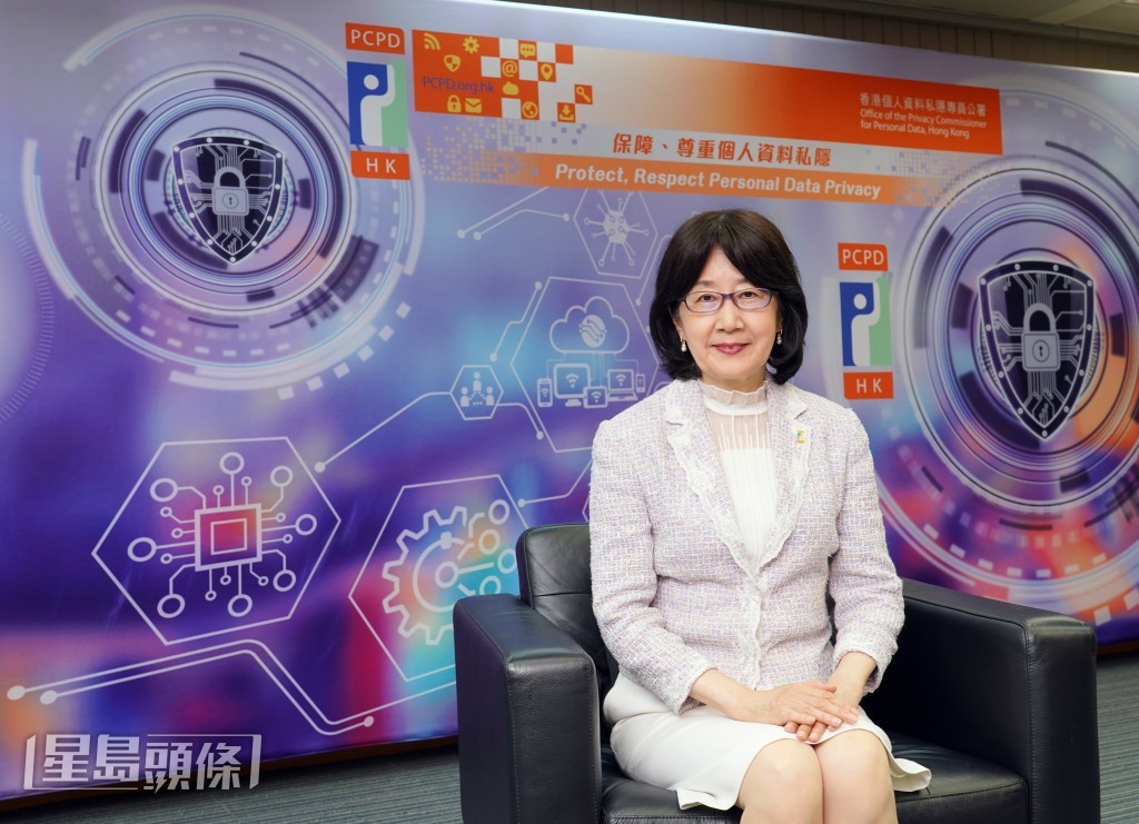 私隱專員公署接獲「起底」投訴由2019年的9182宗高峰,大跌63%至2024年僅3431宗。圖為私隱專員鍾麗玲。資料圖片 私隱專員公署接獲「起底」投訴由2019年的9182宗高峰,大跌63%至2024年僅3431宗。圖為私隱專員鍾麗玲。資料圖片
