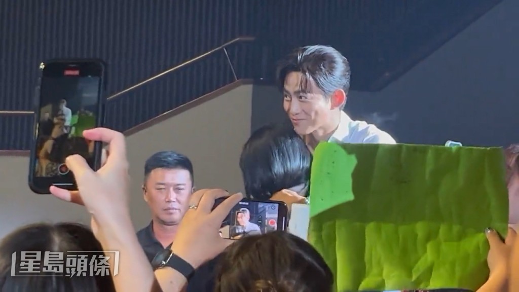 上周六的台灣場FM,澤演走埋上觀眾席親手交禮物畀fans仲送多個攬攬,期待香港場。 上周六的台灣場FM,澤演走埋上觀眾席親手交禮物畀fans仲送多個攬攬,期待香港場。