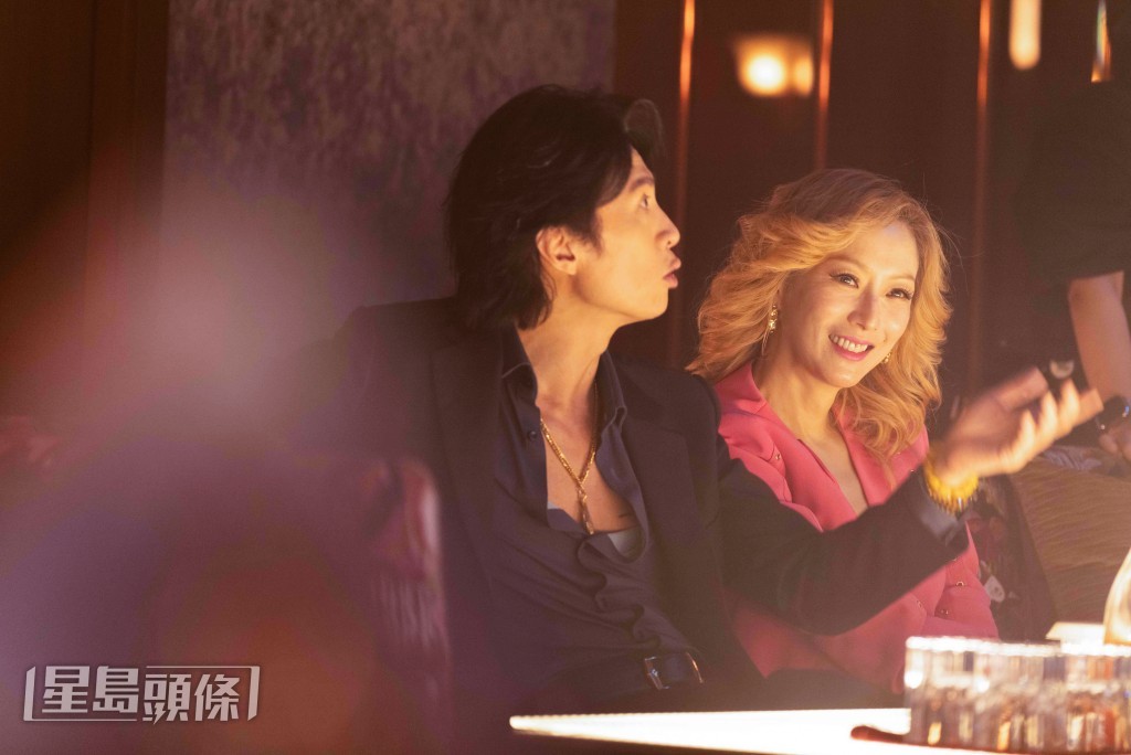 鄭秀文表示感受唔到黃子華嗰種氣場,只見到子華扮演的「歡哥」,令她好易投入。 鄭秀文表示感受唔到黃子華嗰種氣場,只見到子華扮演的「歡哥」,令她好易投入。