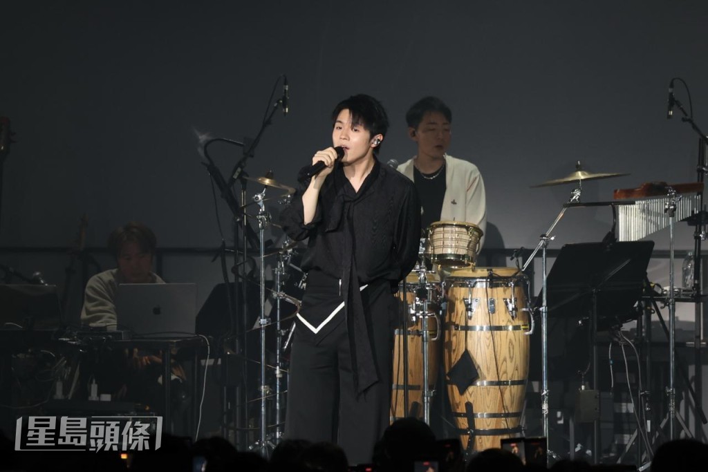 他感謝觀眾在周末假期都來看騷。