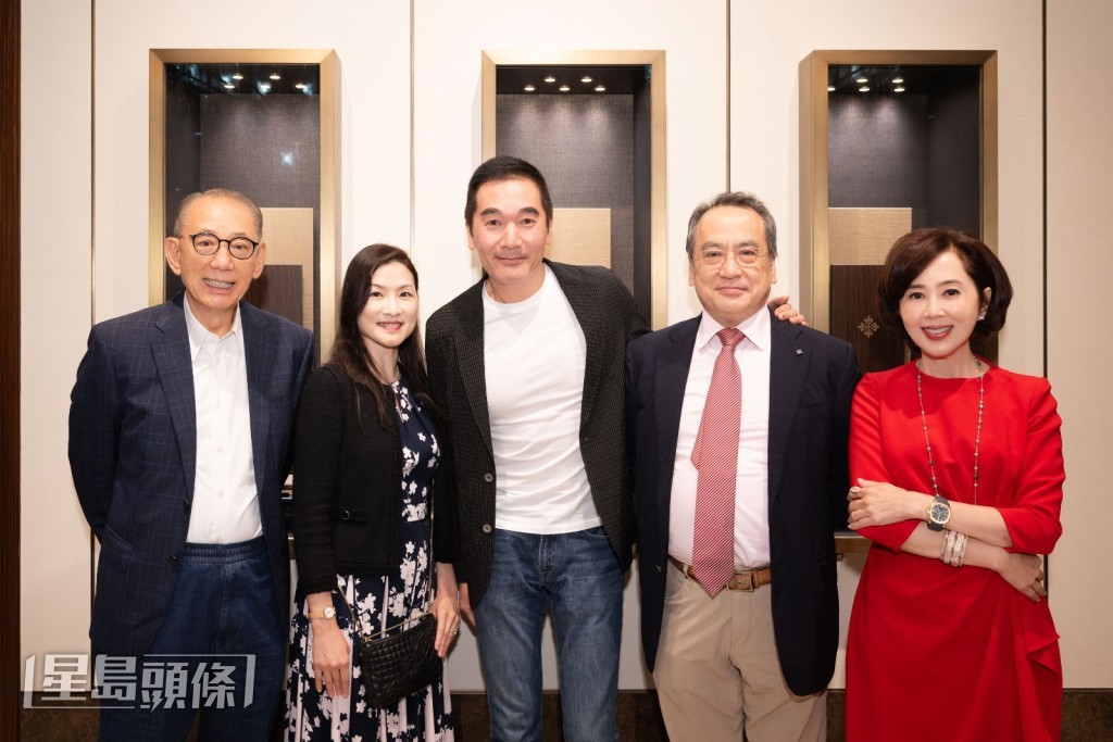 得悉方中信特別鍾情百達翡麗,英皇集團主席楊受成博士(左一)、英皇鐘錶珠寶主席楊諾思女士(右一)、百達翡麗香港有限公司董事總經理劉玉麟先生(右二)及百達翡麗香港有限公司市場部經理梁淑儀女士(左二)特別邀請其到場觀賞名錶。 得悉方中信特別鍾情百達翡麗,英皇集團主席楊受成博士(左一)、英皇鐘錶珠寶主席楊諾思女士(右一)、百達翡麗香港有限公司董事總經理劉玉麟先生(右二)及百達翡麗香港有限公司市場部經理梁淑儀女士(左二)特別邀請其到場觀賞名錶。