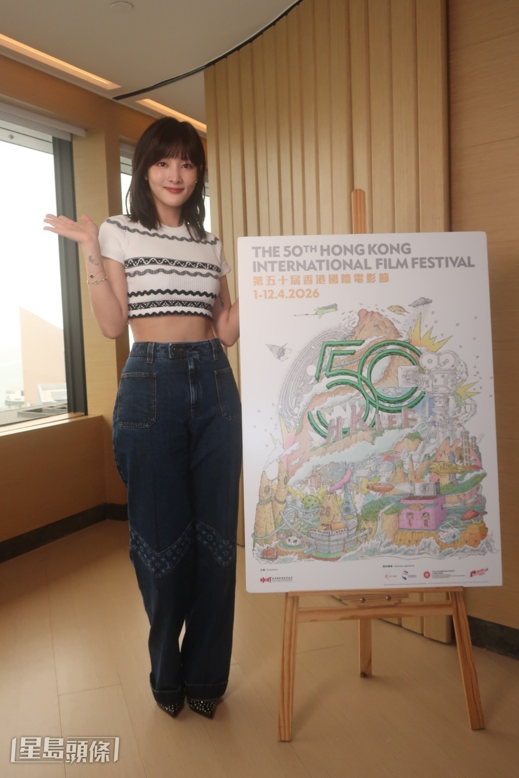 他自认性格害羞，直言不会主动向导演们自荐。