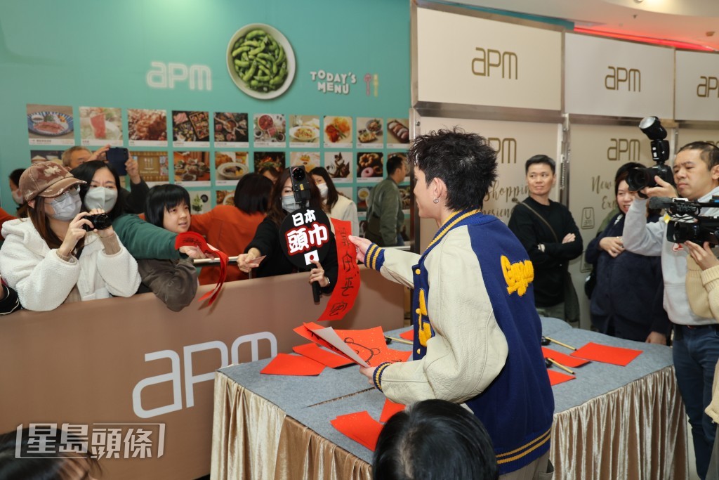 Lokman派揮春給粉絲。