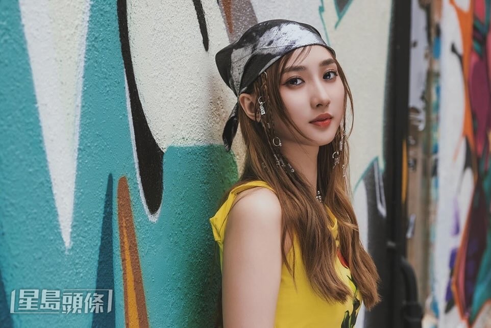 Yumi在MV中戴頭巾又戴牛仔帽,搣甩少女味。 Yumi在MV中戴頭巾又戴牛仔帽,搣甩少女味。