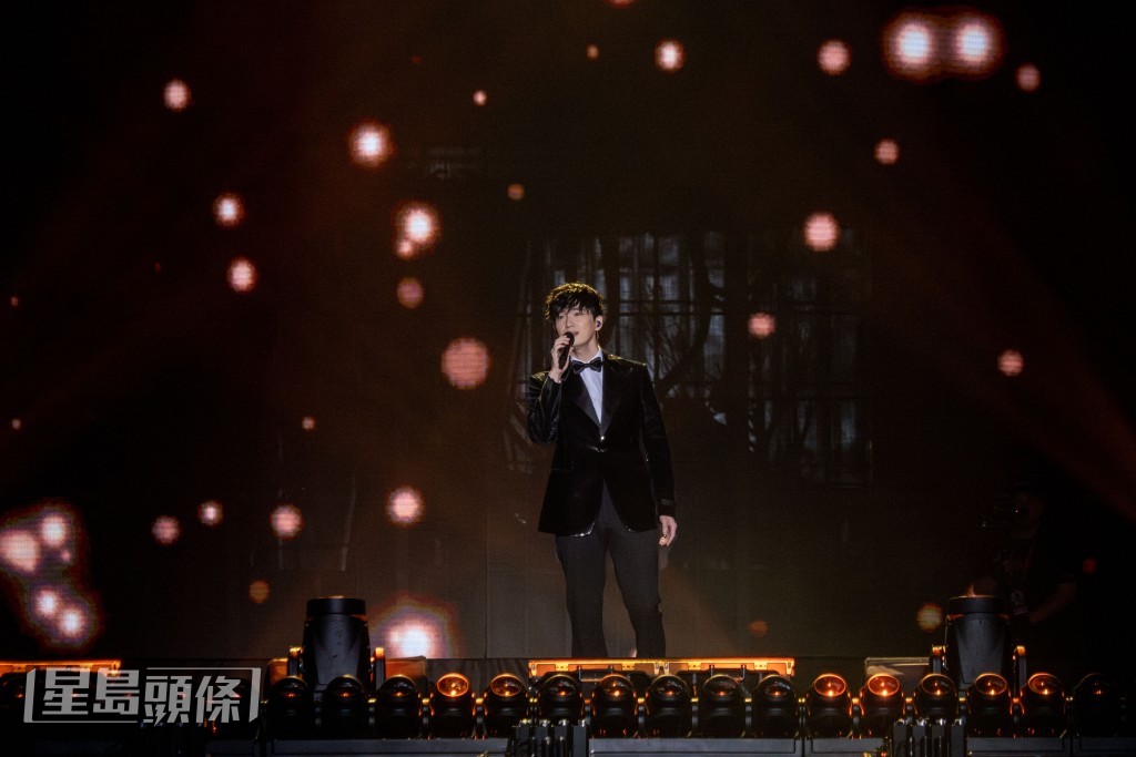 昨晚演唱會嘉賓分別為柯有倫、曹楊。