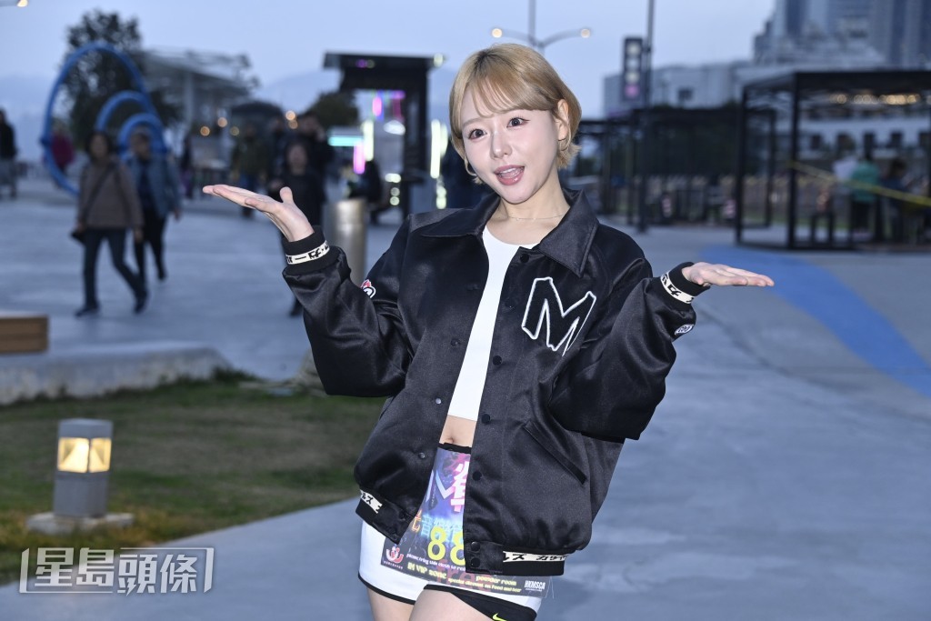 濱崎真緒恨拍香港戲,仲想見不同的男星,例如:梁朝偉、陳小春、成龍、周星馳等。 濱崎真緒恨拍香港戲,仲想見不同的男星,例如:梁朝偉、陳小春、成龍、周星馳等。