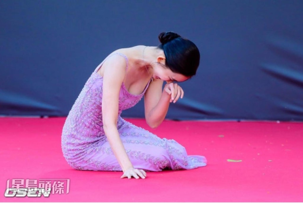 申鉉彬不慎仆倒，只能以笑遮醜。