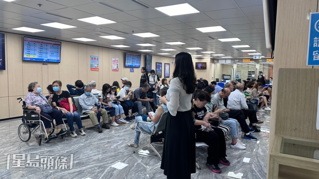 不少人等候換證。謝曉雅攝 不少人等候換證。謝曉雅攝