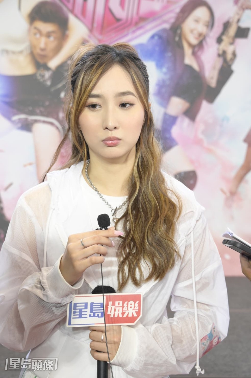 谈到戴情人节礼物手链回应讲大话时，Yumi“落闸”表示：“不好意思，私人的事不想再回应，因不想影响到剧集宣传，也不想我会越描越黑。”