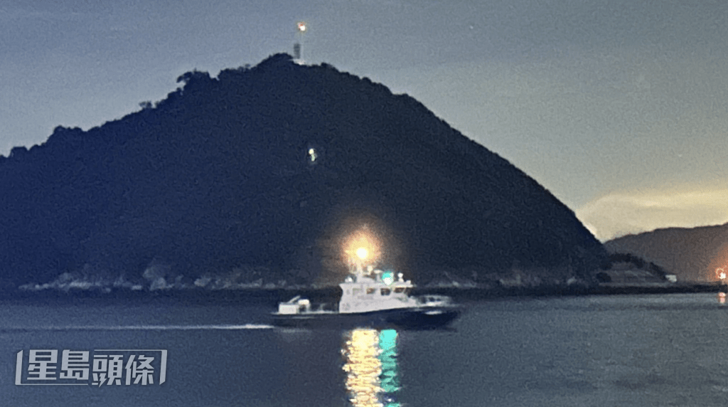 消防船接報到場救人。蔡楚輝攝