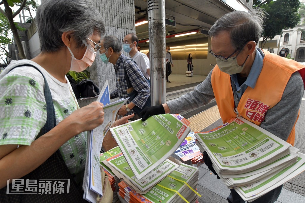 市民踴躍取閱。禇樂琪攝