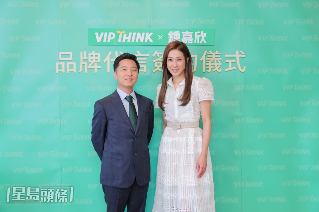 Linda與網上數學教育平台簽約成為代言人。 Linda與網上數學教育平台簽約成為代言人。