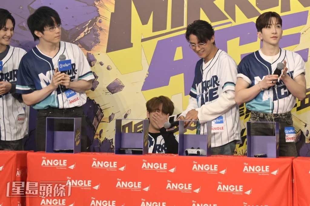 姜濤玩遊戲勁開心。 姜濤玩遊戲勁開心。