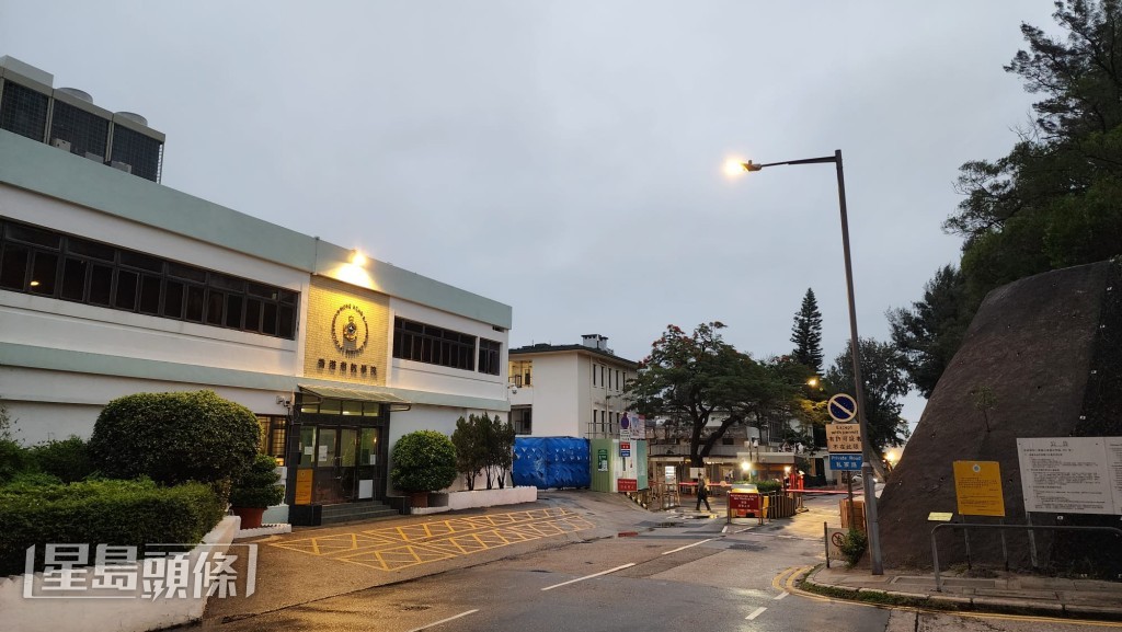清晨5时46分，多辆私家驶离壁屋监狱，据悉谭凯邦在其中一部车内。黎志伟摄