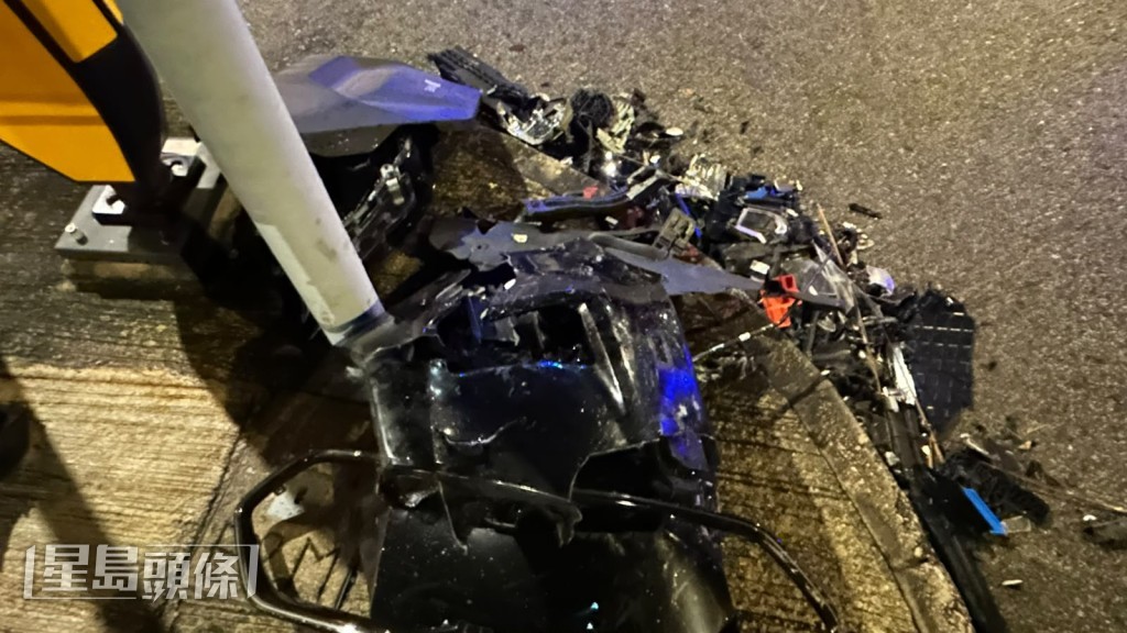 車輛零件被掃在一旁,以免阻塞交通。蔡楚輝攝 車輛零件被掃在一旁,以免阻塞交通。蔡楚輝攝