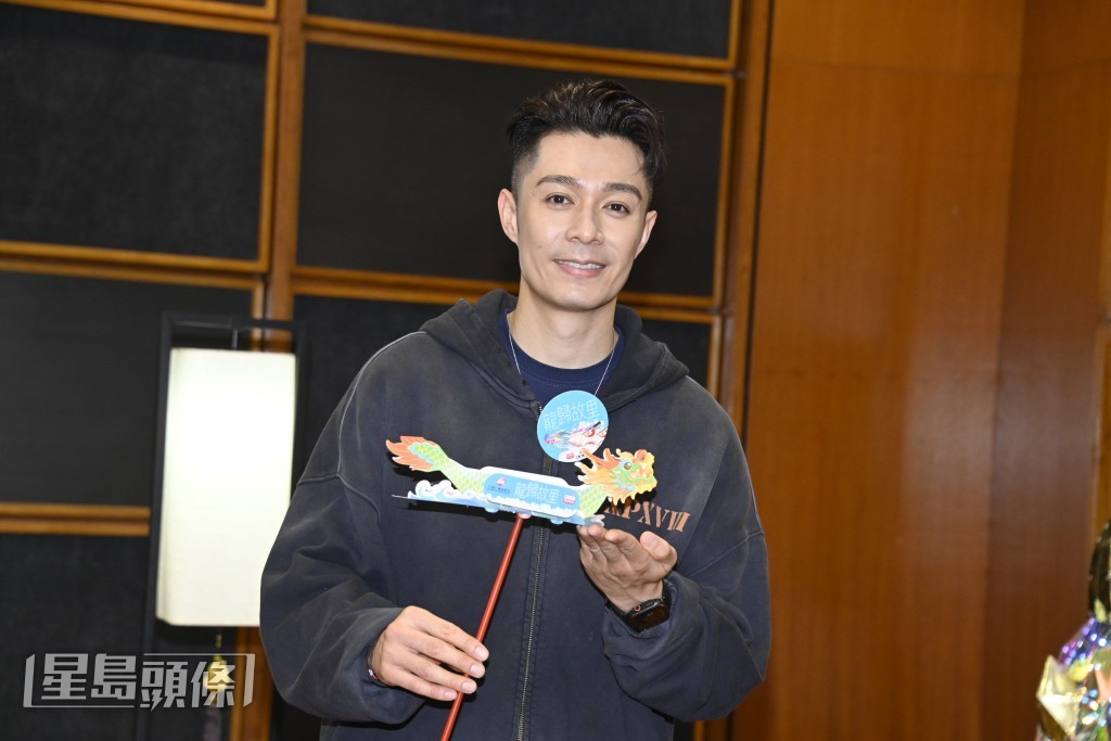 柏豪早前失聲，病倒要用儀器養聲。