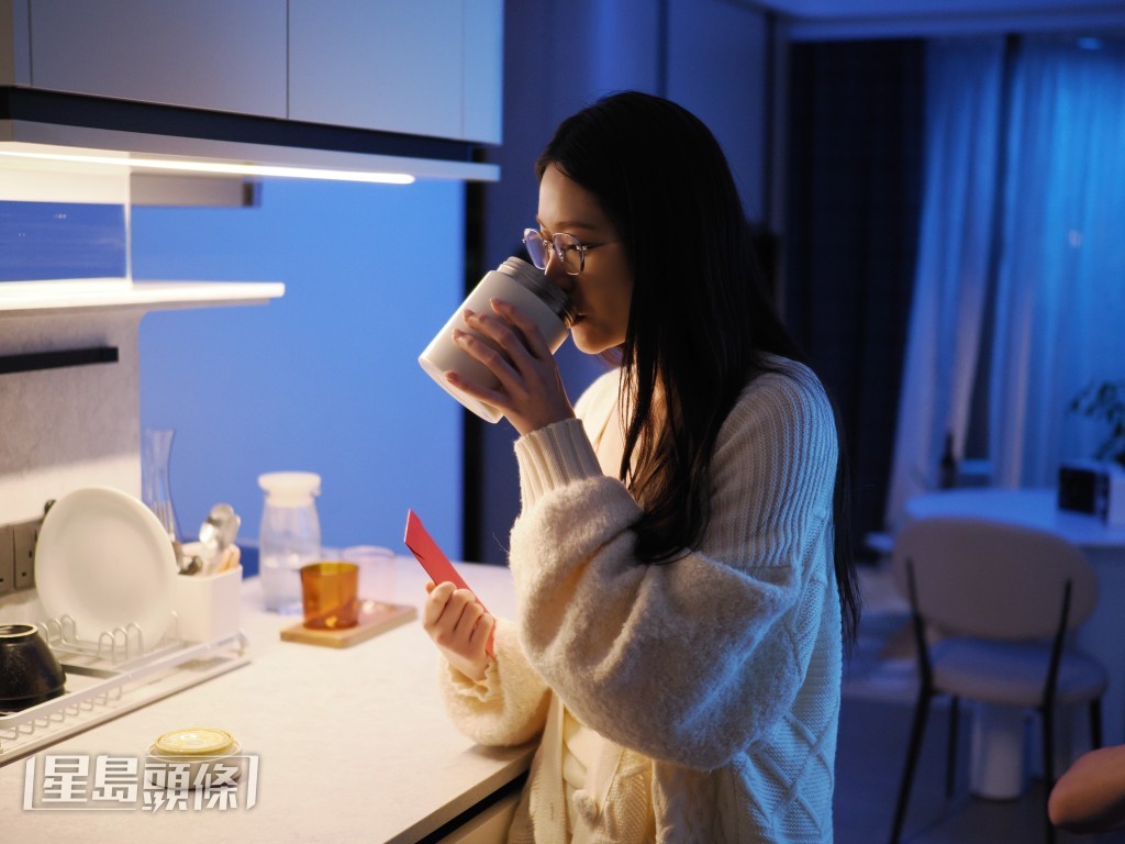 Cloud飲媽媽煲的「蕃茄豆腐湯」。