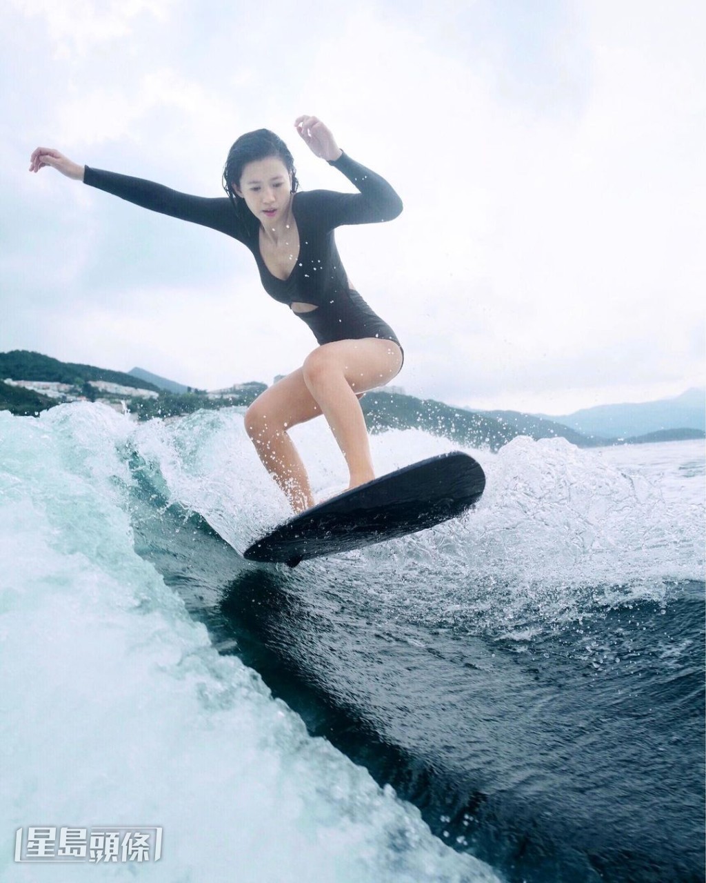 杨偲泳爱玩Wakesurf(无绳滑水),她担正的另一出电影《浪花男女》将于8月上画。 杨偲泳爱玩Wakesurf(无绳滑水),她担正的另一出电影《浪花男女》将于8月上画。