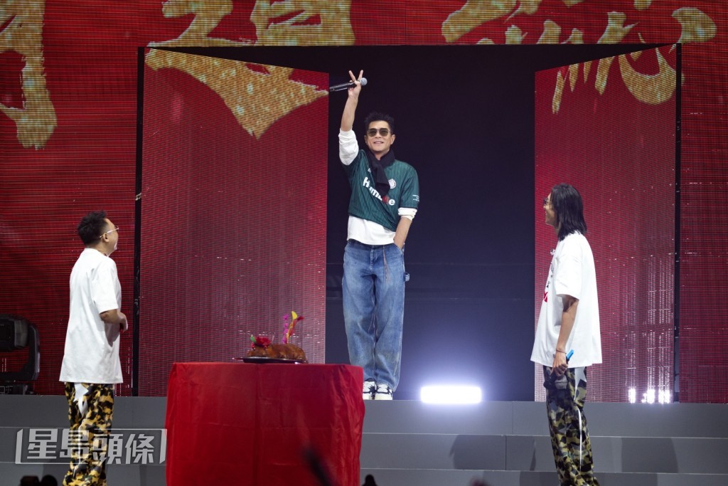在觀眾的歡呼聲中，農夫邀出幕後「白武士」兼老闆——古天樂，一同上台切燒豬。