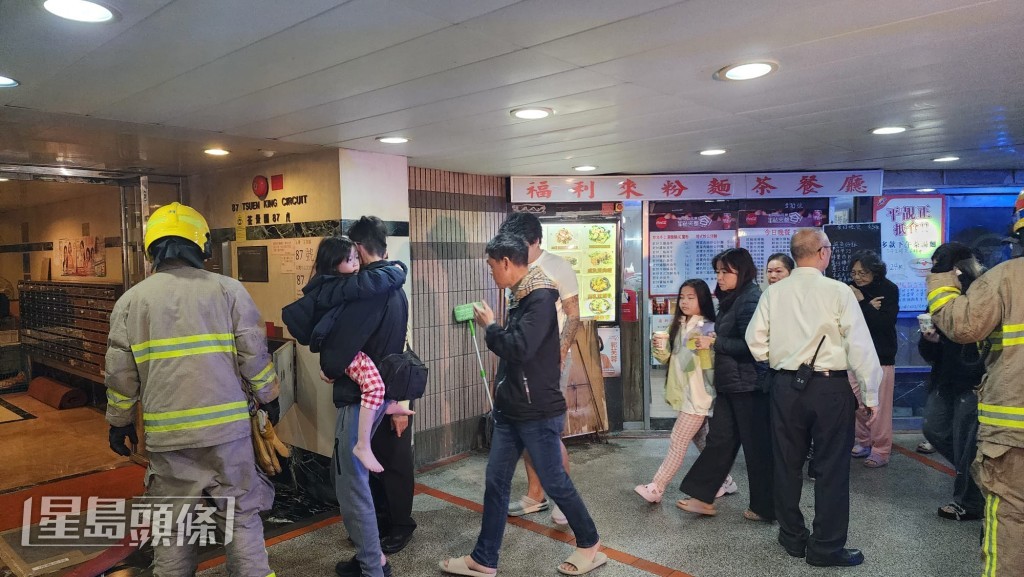 荃灣中心單位起火，約百居民睡夢驚醒疏散平台。黎志偉攝