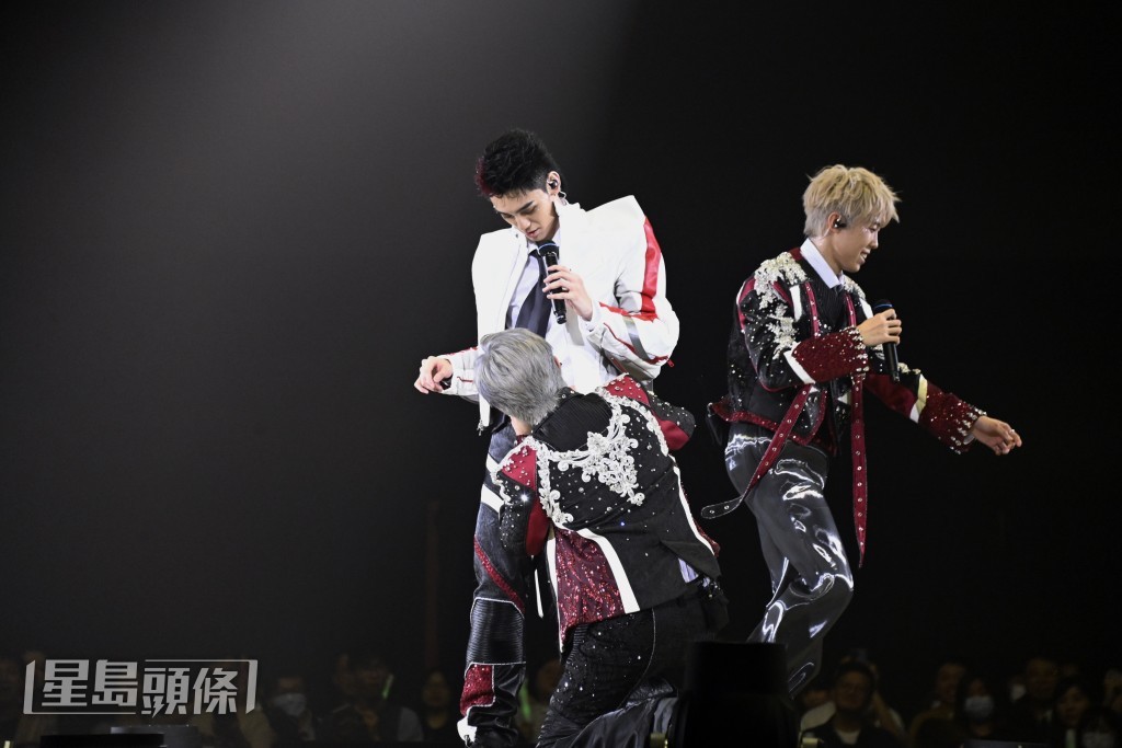 跳唱完三着快歌後，Phoebus和Marco即逼George表演「除衫」！