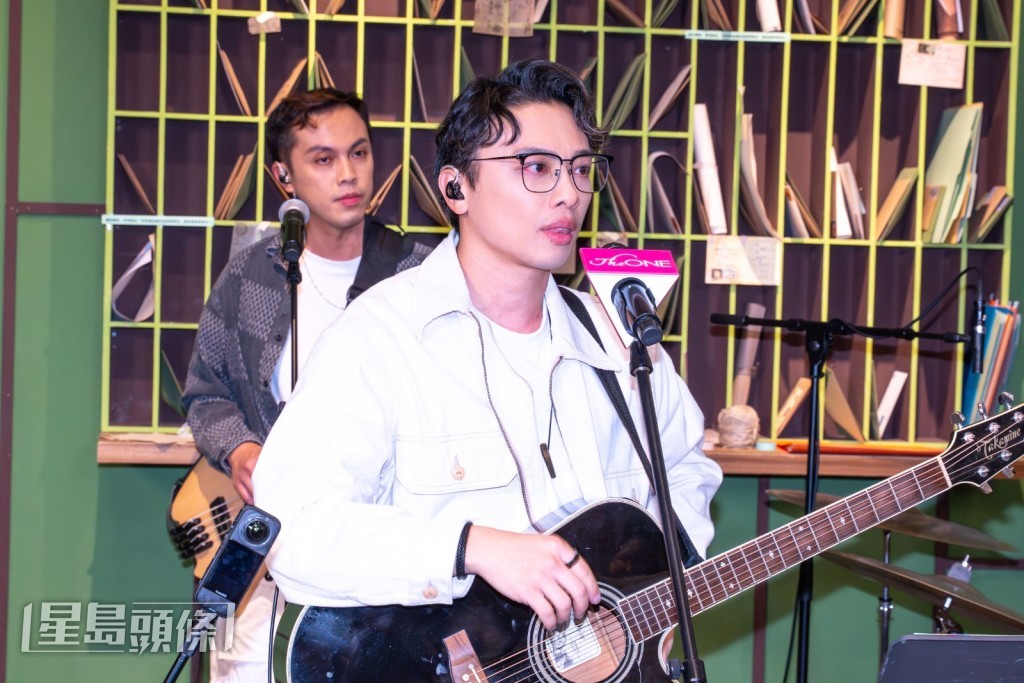  Van唱出十年前他作曲填詞的英文歌《Back in Time》後，述說當年受到電影啟發，而組成Nowhere Boys。