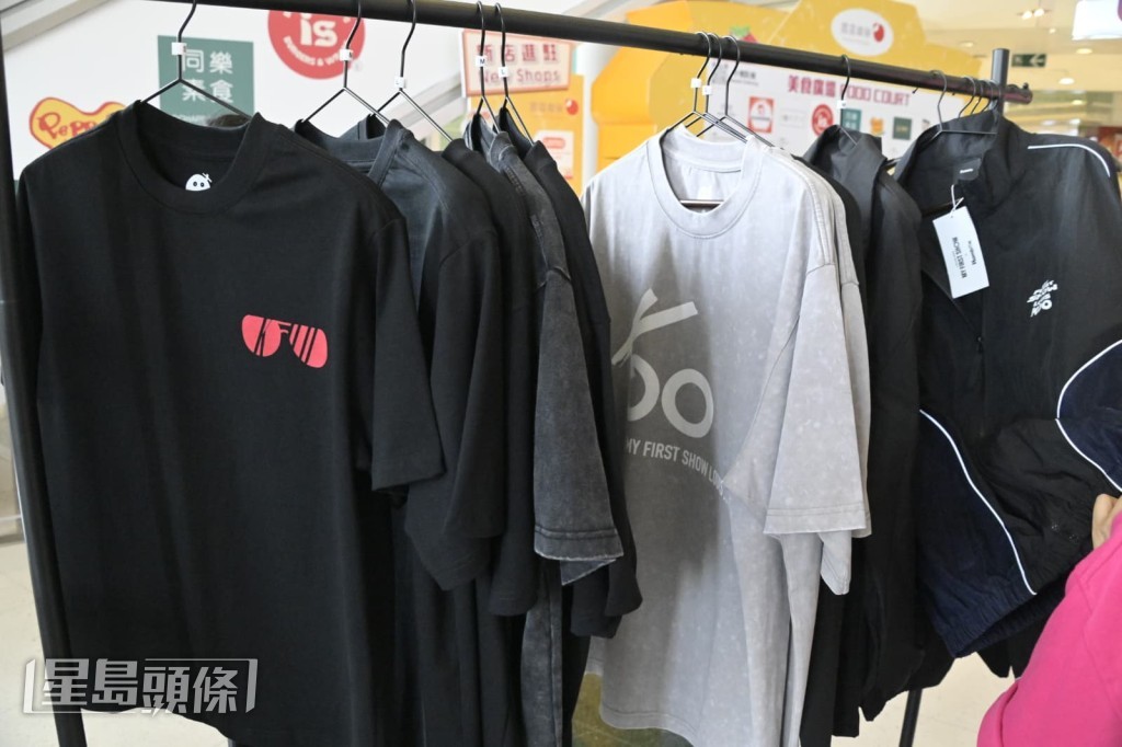 T恤及外套。 T恤及外套。