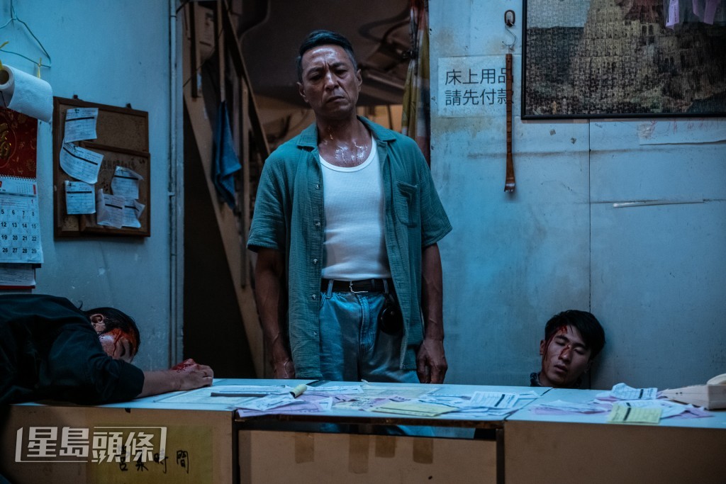 姜皓文說戲中與黑道流氓人在舊廈走廊展開一場打鬥,自己亦打得好開心! 姜皓文說戲中與黑道流氓人在舊廈走廊展開一場打鬥,自己亦打得好開心!