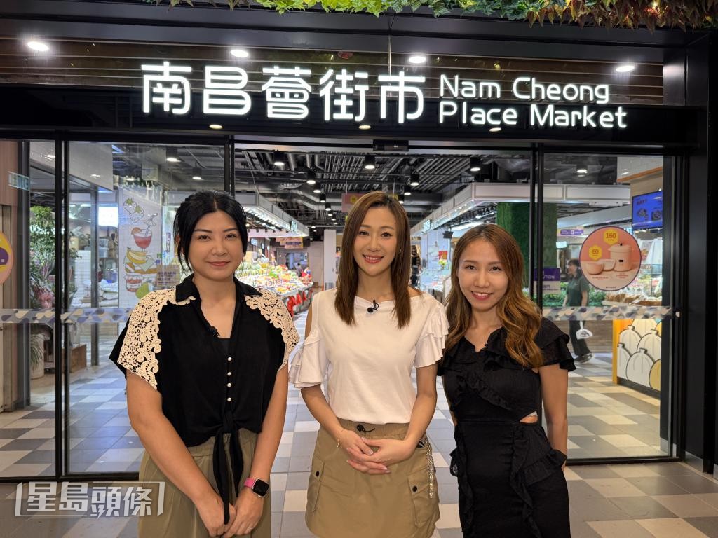 參賽者張文采(左)、岑詠欣(右)孖街市藝人代表朱智賢採購食材。 參賽者張文采(左)、岑詠欣(右)孖街市藝人代表朱智賢採購食材。