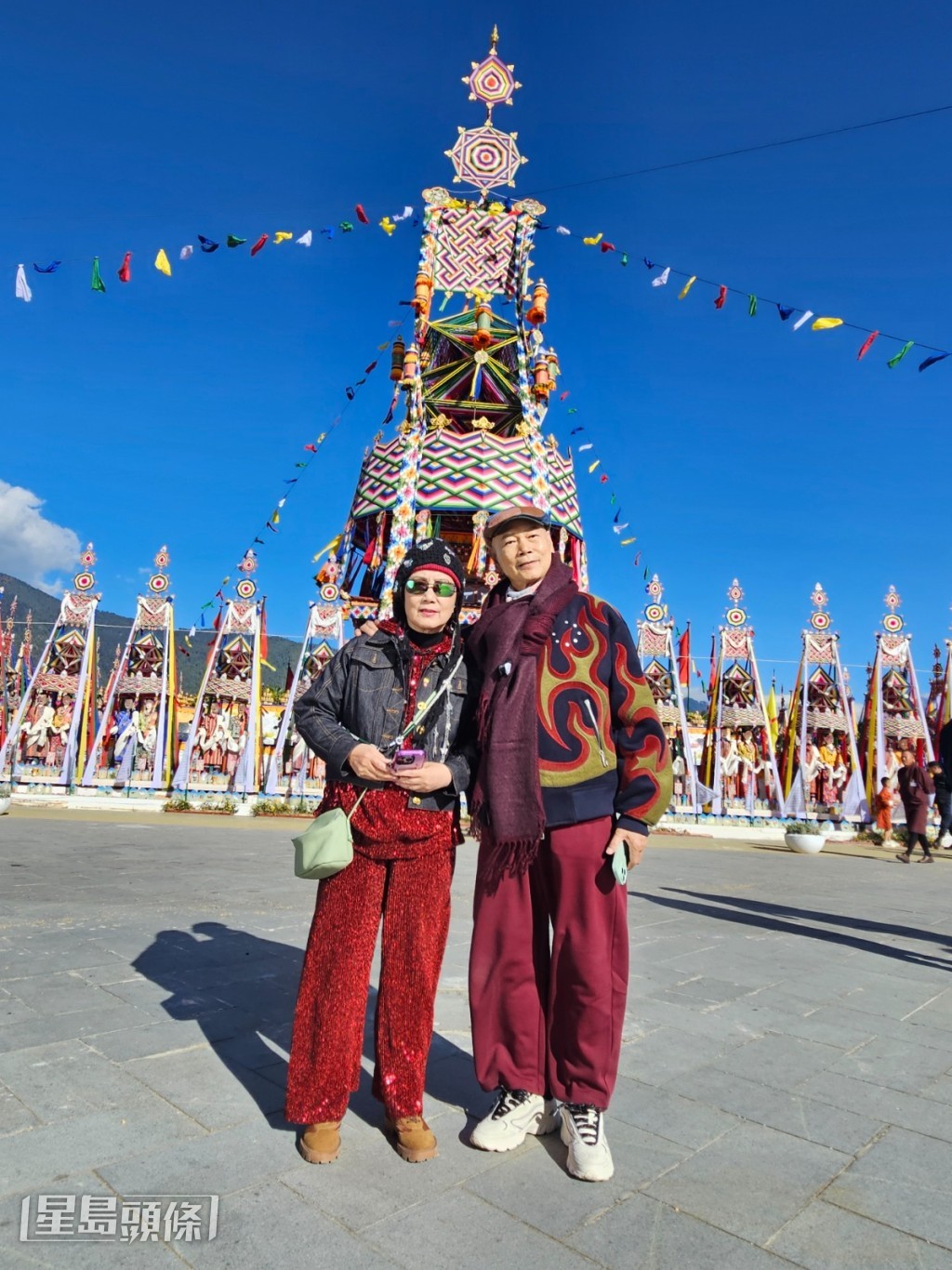 家英哥愛講歷史,鬼馬指向阿姐講是「對牛彈琴」。 家英哥愛講歷史,鬼馬指向阿姐講是「對牛彈琴」。