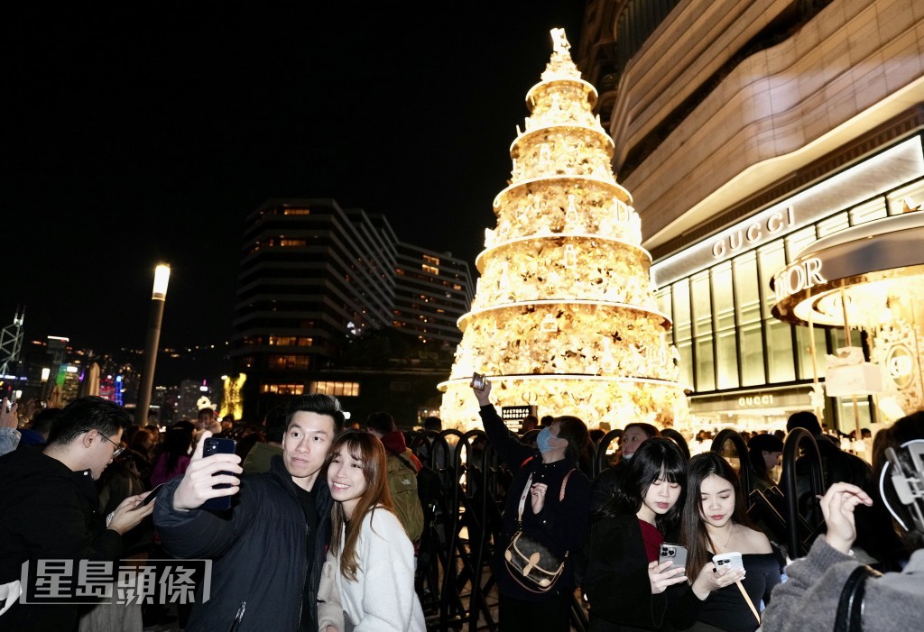 街里爱人一对对。