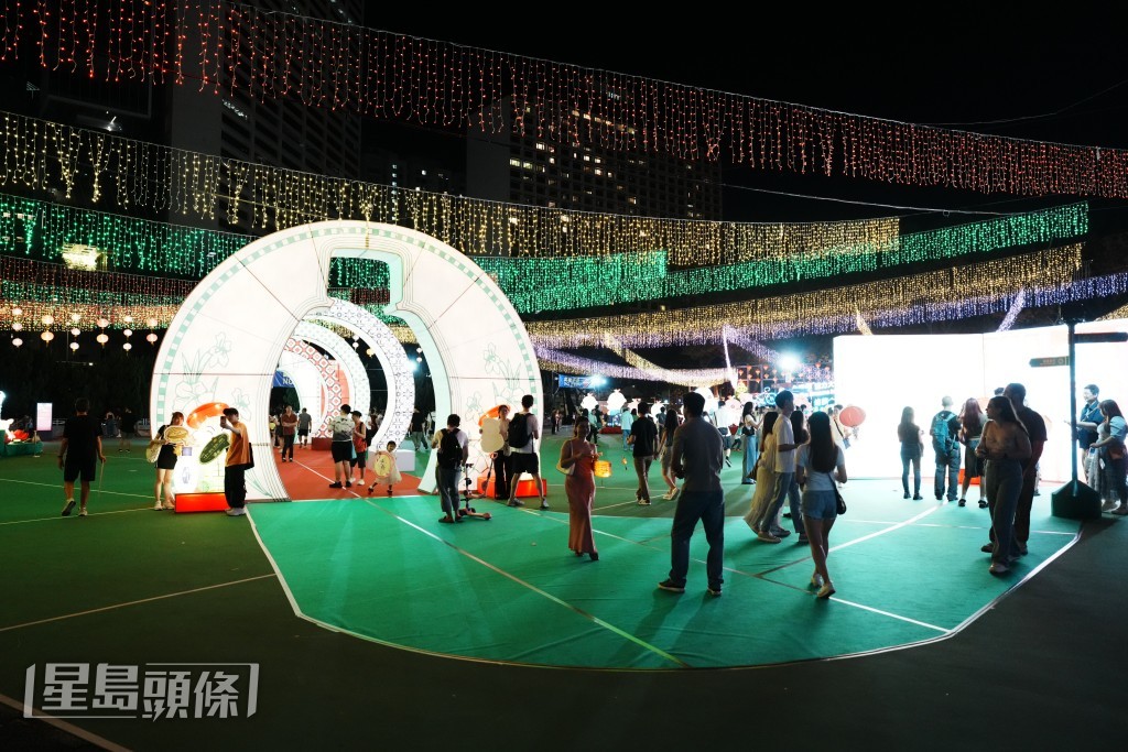 不少市民帶同一家大小到場拍照打卡。汪旭峰攝