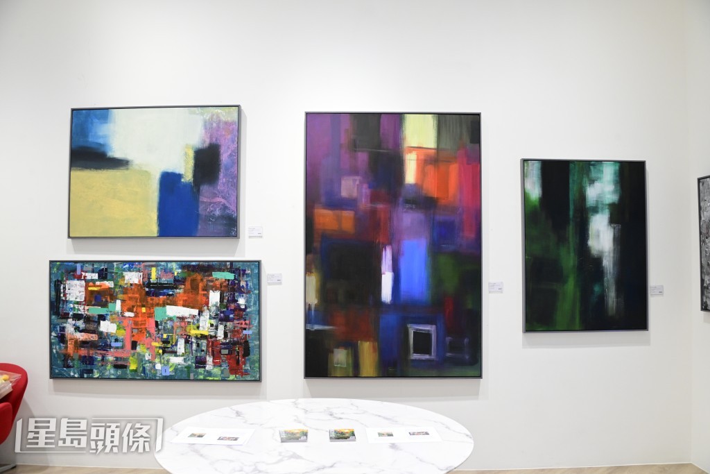 現場展出了二十多幅畫作，都由Paul親自創作的。