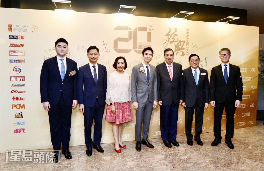 左起︰星島新聞集團行政總裁蔡晋、消防處處長楊恩健、民政及青年事務局局長麥美娟、星島新聞集團主席蔡加讚、立法會主席梁君彥、行政會議成員林健鋒、警務處處長蕭澤頤。