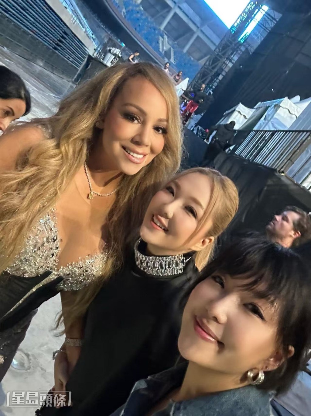 Janice和妹妹Jill即化身「小迷妹」上前合照和擁抱聊天。 Janice和妹妹Jill即化身「小迷妹」上前合照和擁抱聊天。