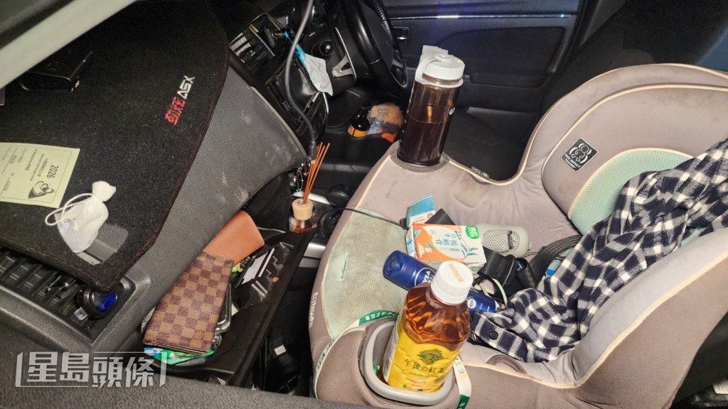 警員在車內檢獲懷疑毒品。黎志偉攝 警員在車內檢獲懷疑毒品。黎志偉攝