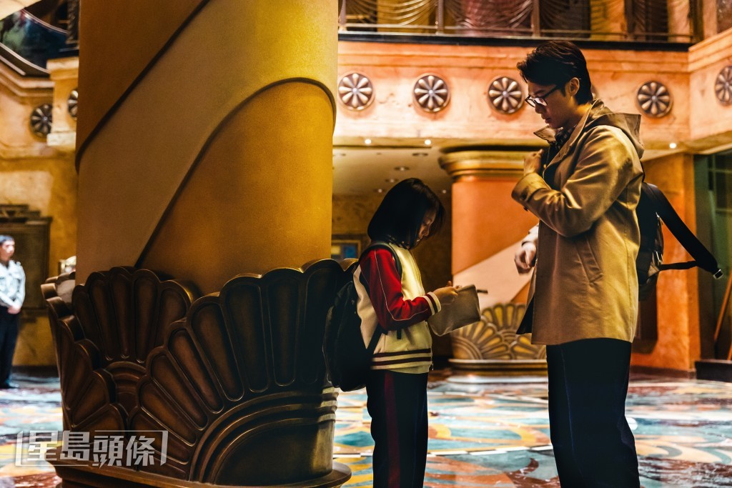 Stanley在片中扮演一个具有阴暗面的老师,更会骗学生的钱。 Stanley在片中扮演一个具有阴暗面的老师,更会骗学生的钱。