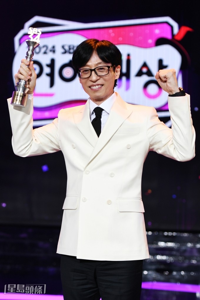 劉在錫憑有份主持SBS的長壽節目《Running Man》、《只要有空,》。 劉在錫憑有份主持SBS的長壽節目《Running Man》、《只要有空,》。