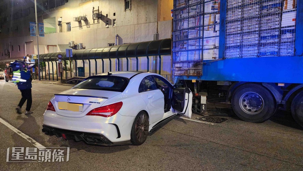 平治私家車撞向運菜車車尾。