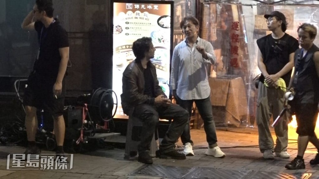 亨利細心聆聽谷垣健治指導。 亨利細心聆聽谷垣健治指導。