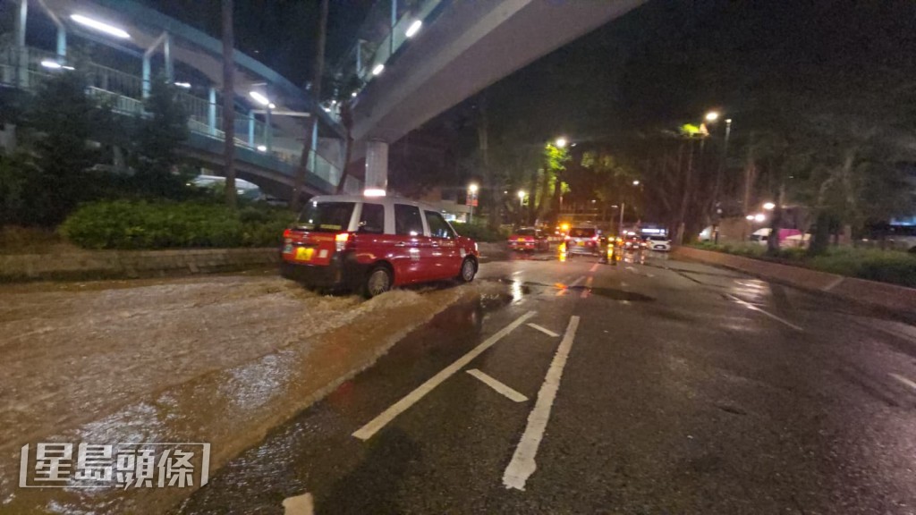 尖沙咀漆咸道南與加連威老道交界地底一條水管突然破裂,大量黃泥水如泉湧般自地底噴出,迅速淹沒附近車路及行人路。黎志偉攝 尖沙咀漆咸道南與加連威老道交界地底一條水管突然破裂,大量黃泥水如泉湧般自地底噴出,迅速淹沒附近車路及行人路。黎志偉攝
