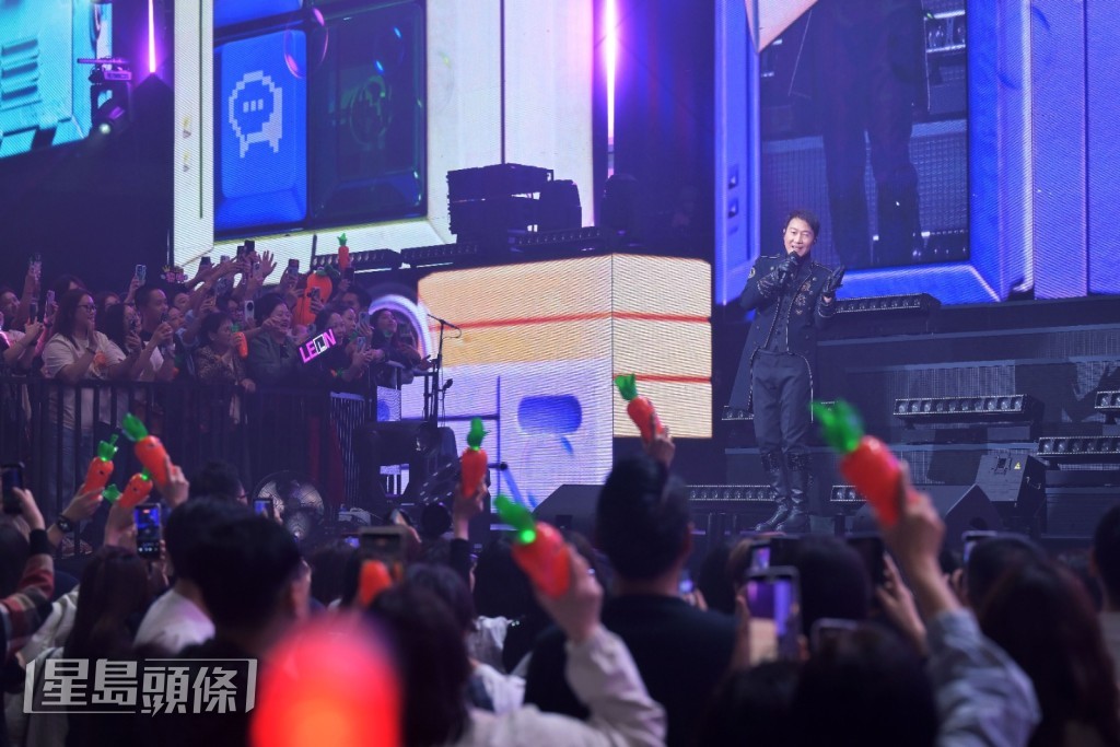 這晚他向觀眾送上驚喜「紅蘿蔔」手燈。