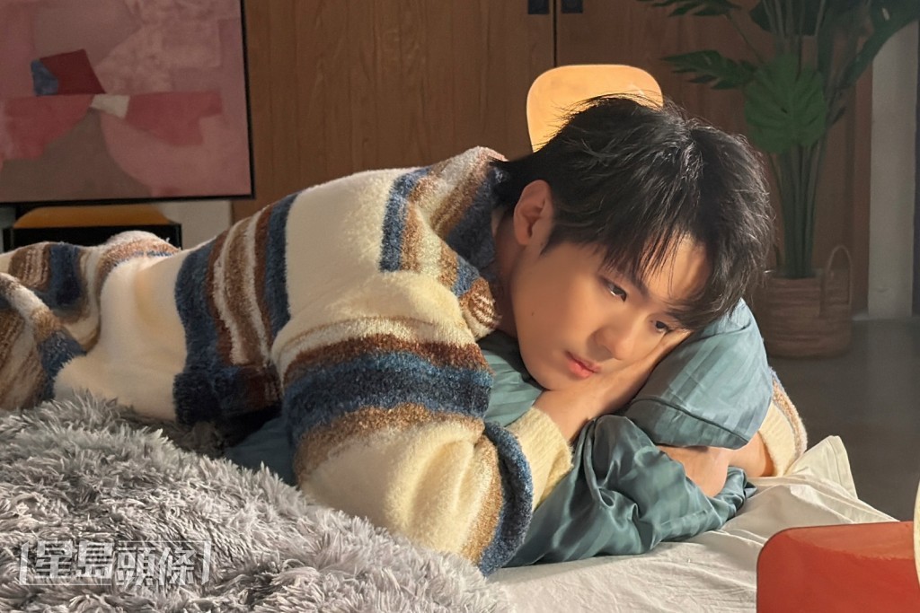 獨自一人在回憶過去。