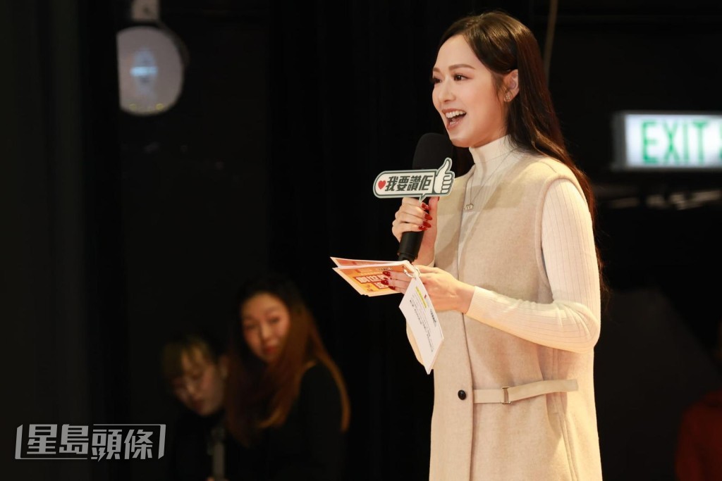 馮盈盈以司儀身份見證千人寫「福」字壯舉，笑言相信能沾點福氣。