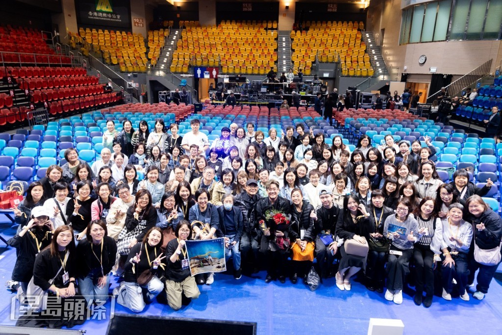 完騷後羅啟豪與「豪殼」合照，人人盡興而歸。