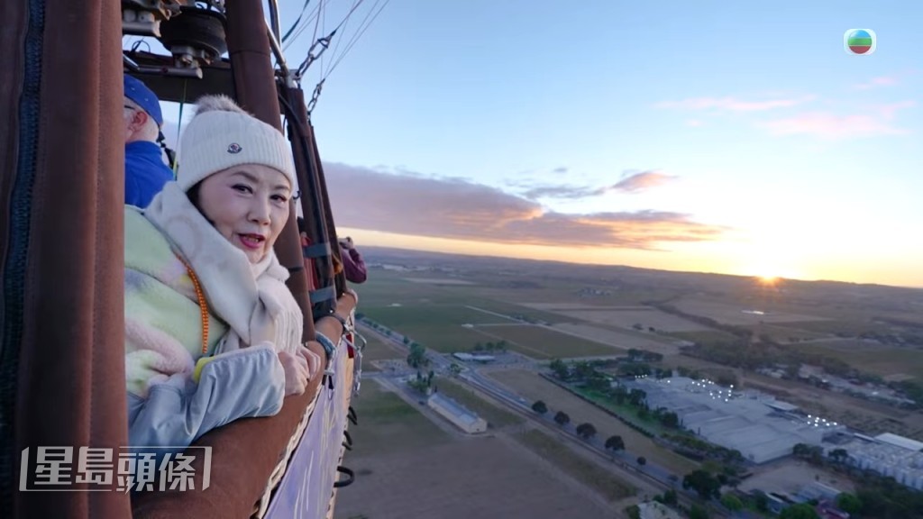阿姐成功克服畏高坐熱氣球睇美景。